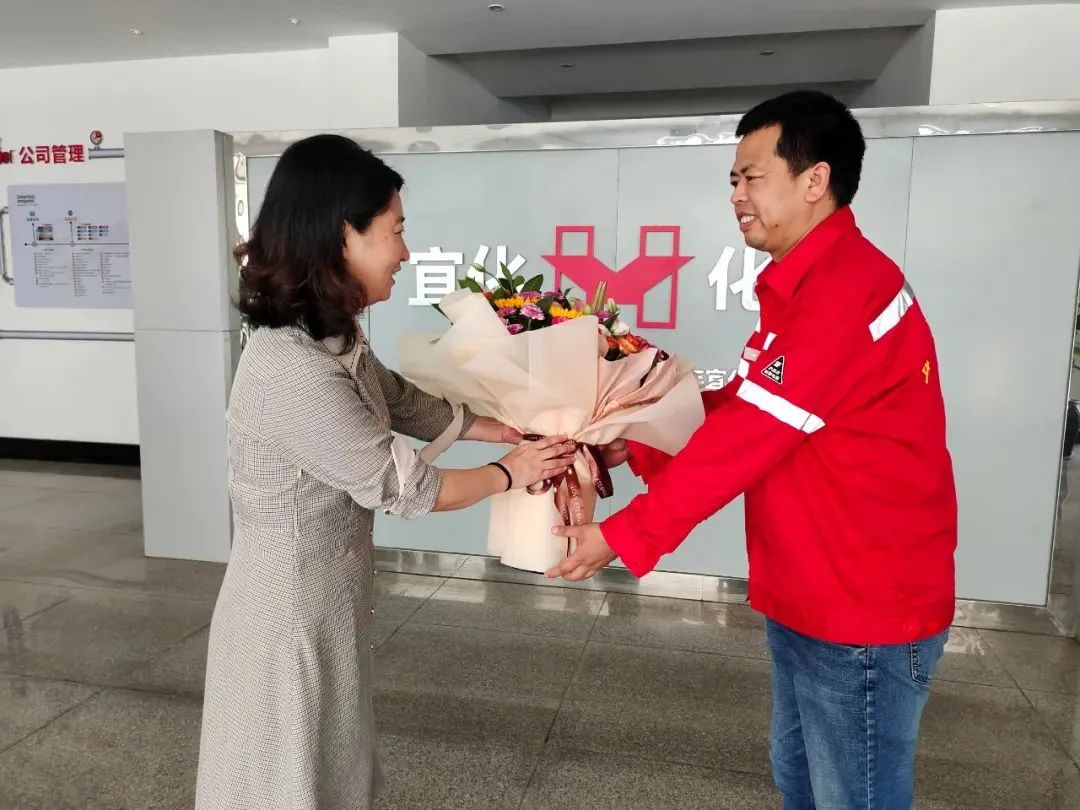 宜昌市總工會(huì)黨組成員、副主席李敏一行到化機(jī)公司慰問(wèn)市勞動(dòng)模范左霄