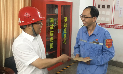 王大真到宜都園區(qū)、股份公司看望慰問基層黨員(圖2)