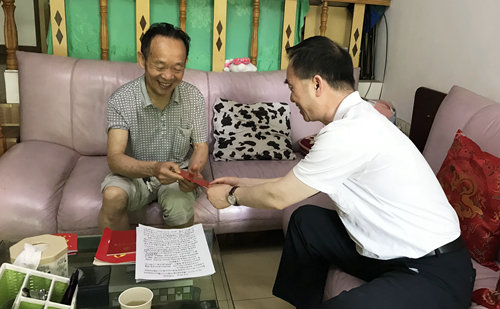 集團(tuán)領(lǐng)導(dǎo)看望慰問離退休黨員、基層困難黨員和年輕黨員(圖3)