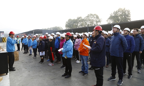 熱火朝天！集團總部140余人到股份公司氯堿分廠開展勞動(圖1)