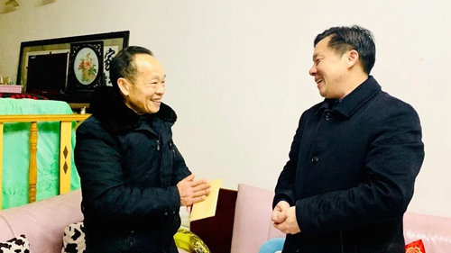 集團(tuán)領(lǐng)導(dǎo)春節(jié)前走訪慰問一線職工、困難職工和離退休老干部(圖3)