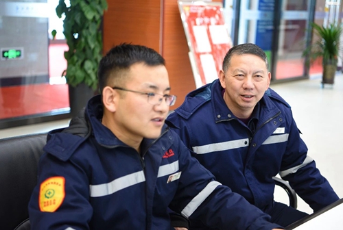 集團(tuán)領(lǐng)導(dǎo)春節(jié)前走訪慰問一線職工、困難職工和離退休老干部(圖4)