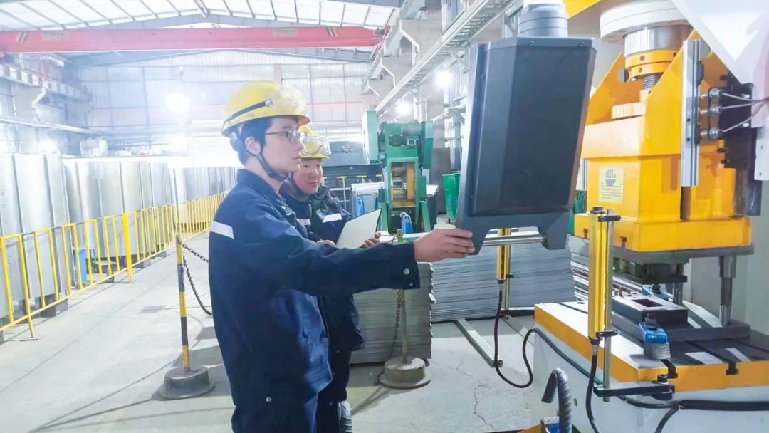 青海宜化電石分廠電極殼班：加強標準化建設(shè)，保障電石爐長周期穩(wěn)定運行(圖3)