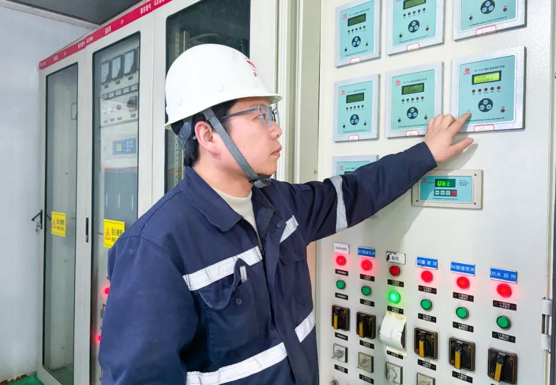 宜化礦業(yè)郭倉(cāng)?。簼M(mǎn)腔熱愛(ài)向機(jī)電，一片初心為礦山(圖3)