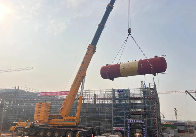 首臺大型設備“落戶”，氯堿新能源項目吹響工程設備安裝新號角！(圖1)