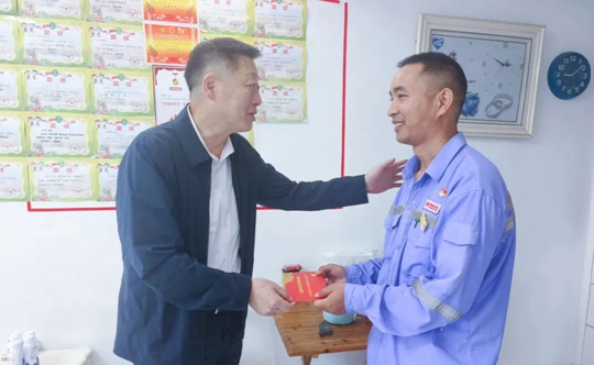 “七一”走訪(fǎng)送真情 慰問(wèn)關(guān)懷暖人心(圖1)