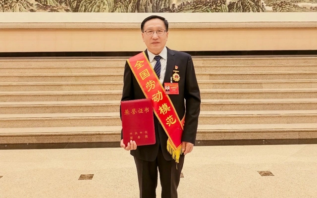 祝賀！新疆宜化礦業(yè)龐建將榮獲全國勞動(dòng)模范