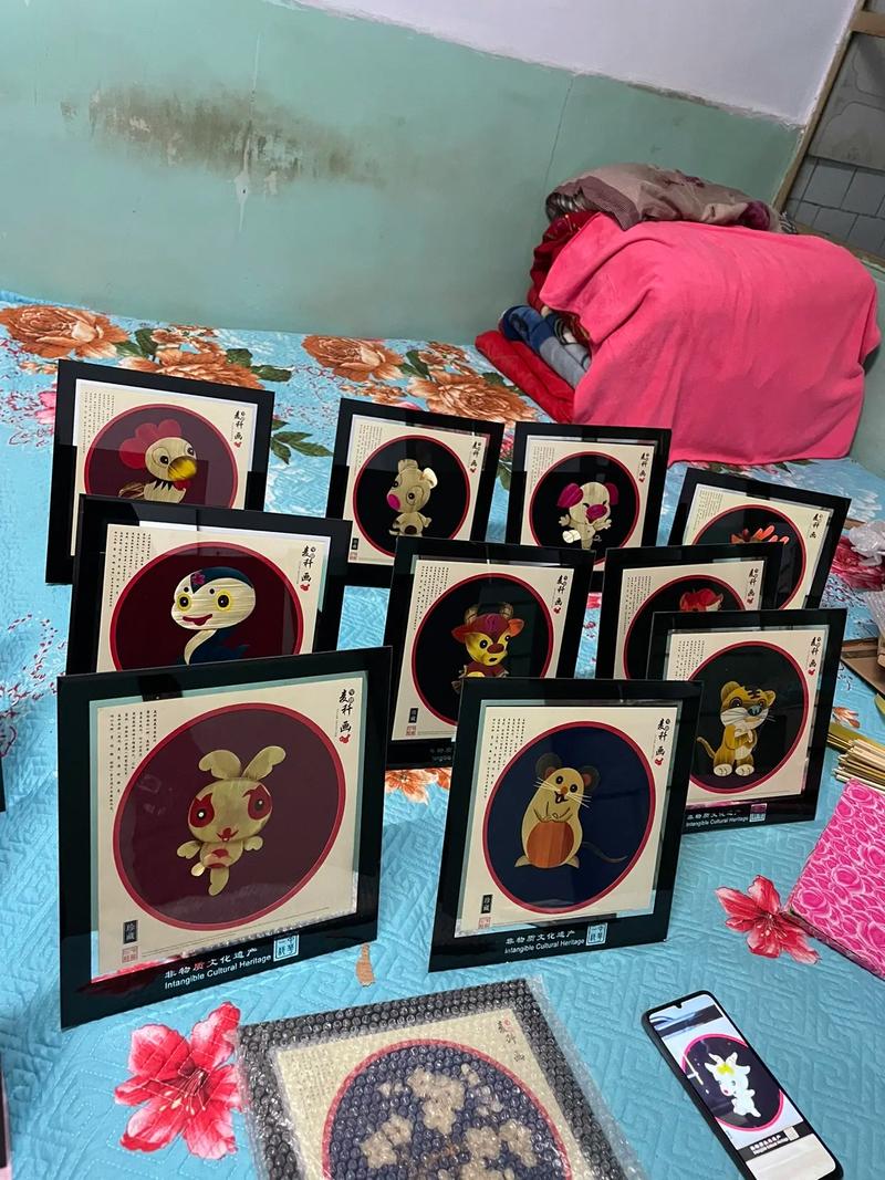 麥秸畫又稱麥稈畫,麥草畫,是一種歷史悠久的傳統(tǒng)工藝美術品,始