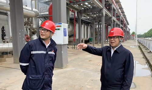王大真到松滋肥業(yè)、楚星公司和宜化新材料現(xiàn)場辦公